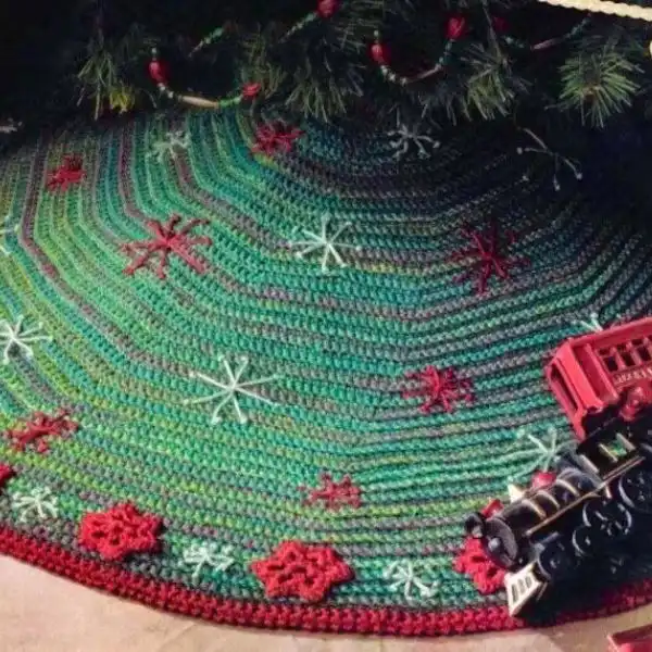 Classic Red And Green Tree Skirt
