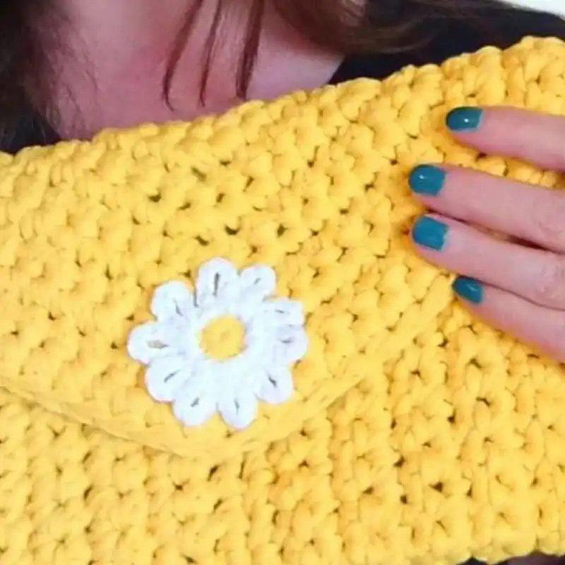 Crochet Daisy Clutch